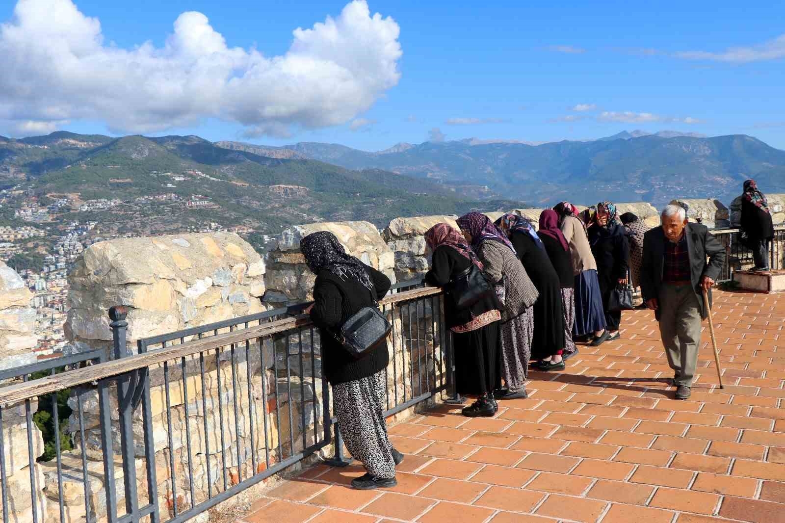 Alanya'da yaşlıların tarihi mekan heyecanı