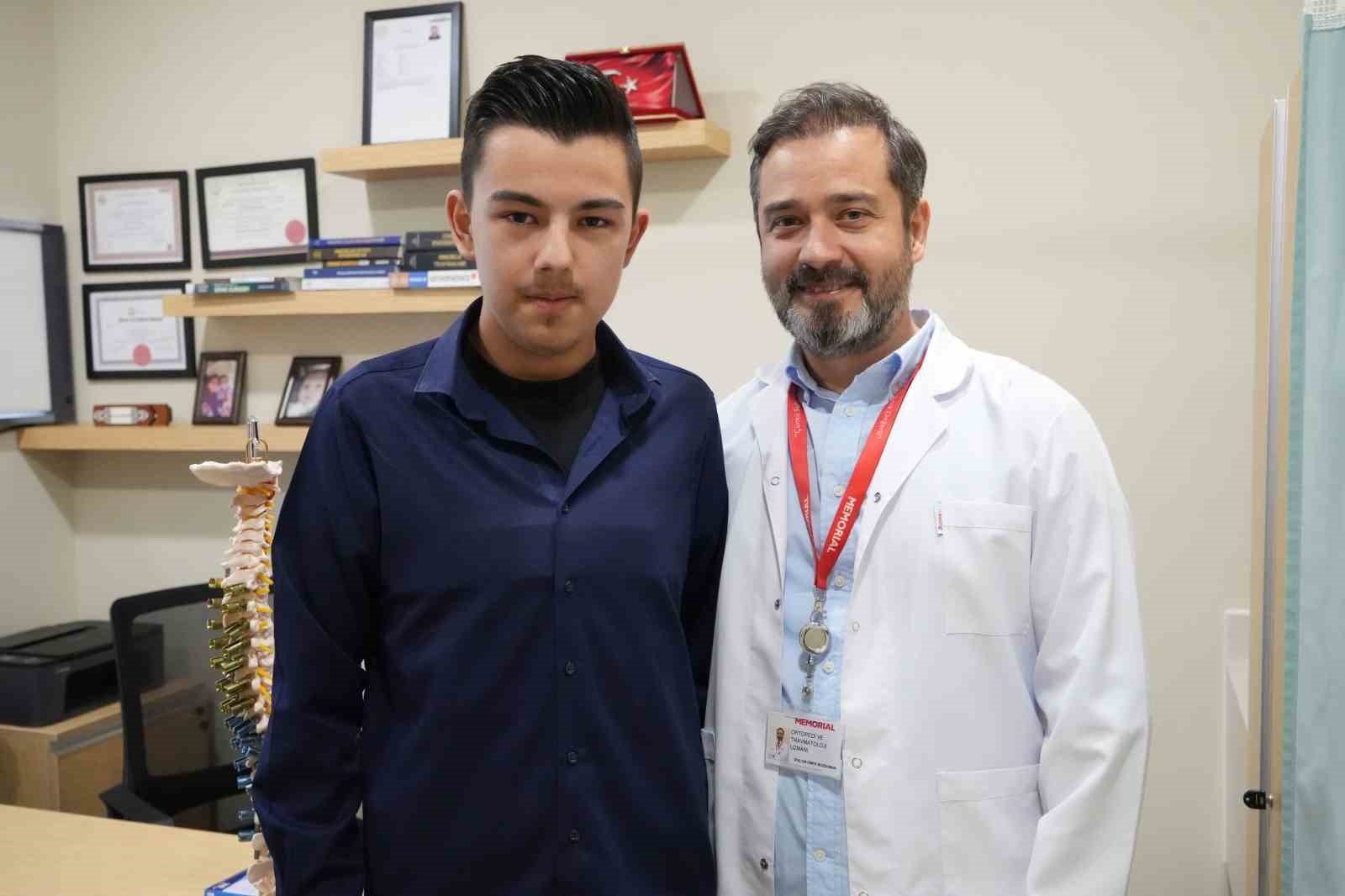 Annesinin yıllardır 'dik dur' dediği genç, 3 saatte 5 santim uzadı