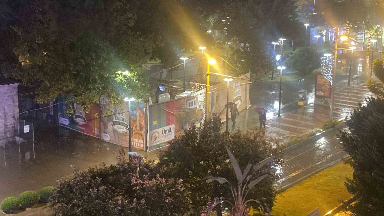 Antalya'da aniden bastıran sağanağa vatandaşlar hazırlıksız yakalandı
