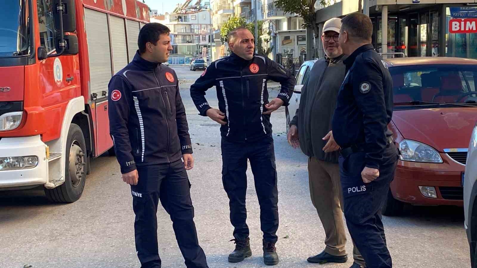 Antalya'da fırtınaya dayanamayan ağaç park halindeki aracın üzerine devrildi