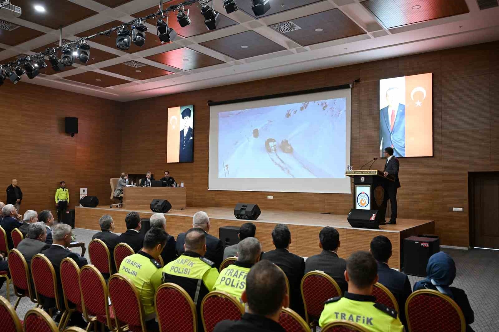 Antalya'da kış trafik tedbirleri toplantısı gerçekleştirildi