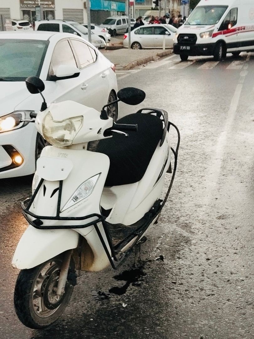 Antalya'da otomobil ve motosiklet çarpıştı: Anne ve 3 çocuğu yaralandı