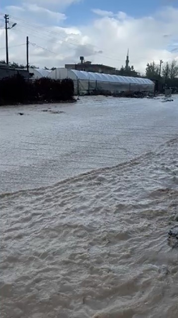 Antalya'da sel ve dolu seraları vurdu