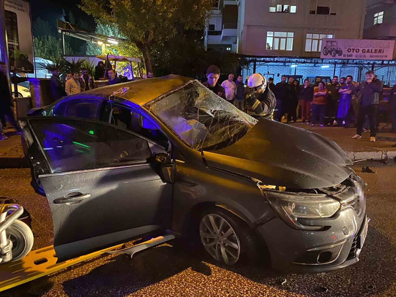 Antalya'da tur otobüsü otomobille çarpıştı