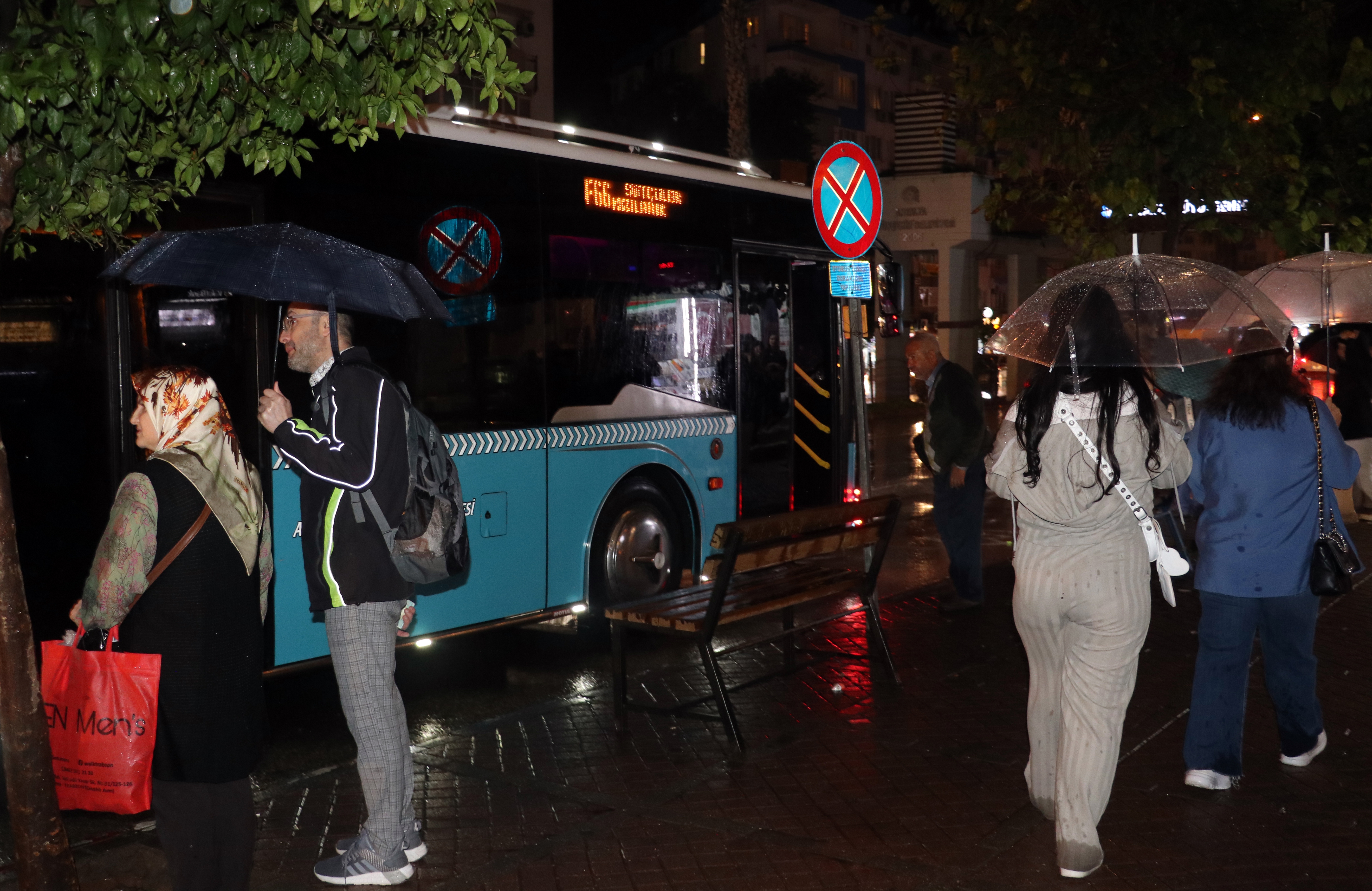 Antalya'da yağmur hayatı olumsuz etkiledi