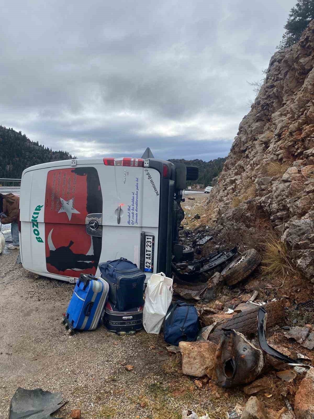 Antalya'da yolcu minibüsü devrildi: 9 yaralı