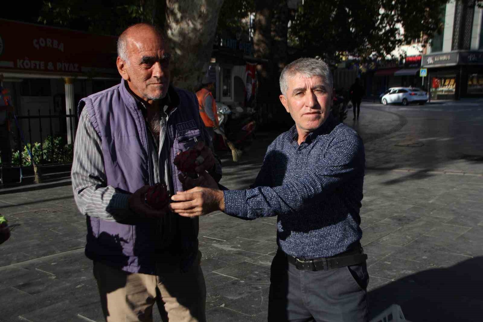 Antalyalı üretici Trump seçimi kazanınca ejder meyvesi ve turp dağıttı