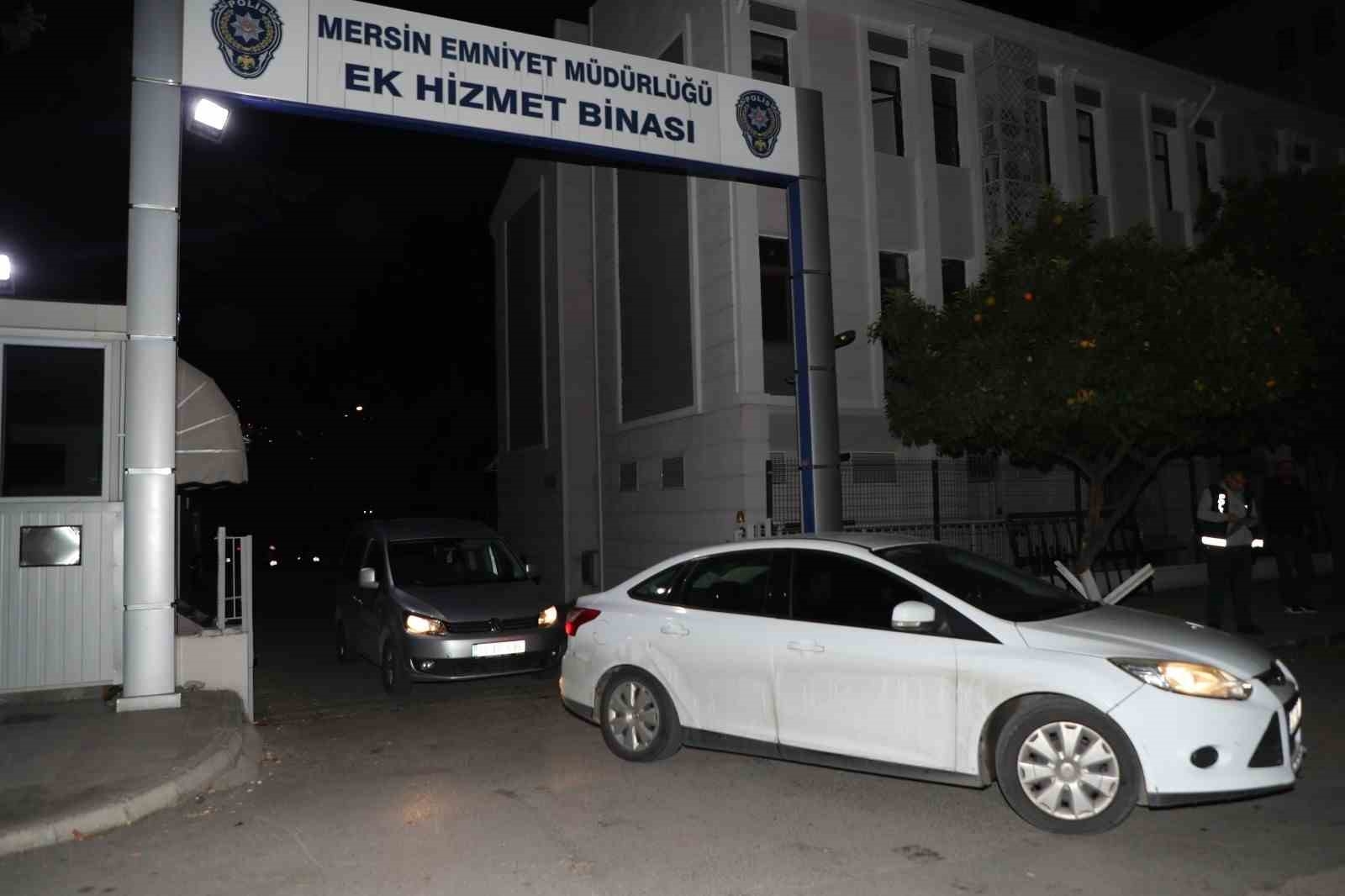 Aranan şahıs koltuk arkasından çıktı