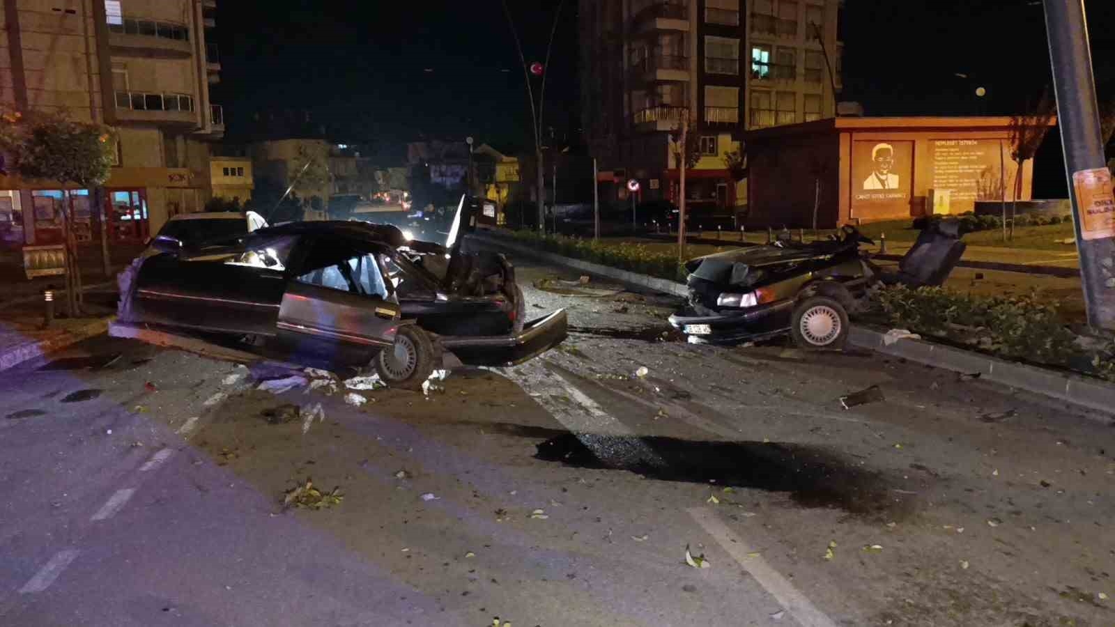 Aydınlatma direğine çarpan otomobil ikiye bölündü 17 yaşındaki genç kız hayatını kaybetti