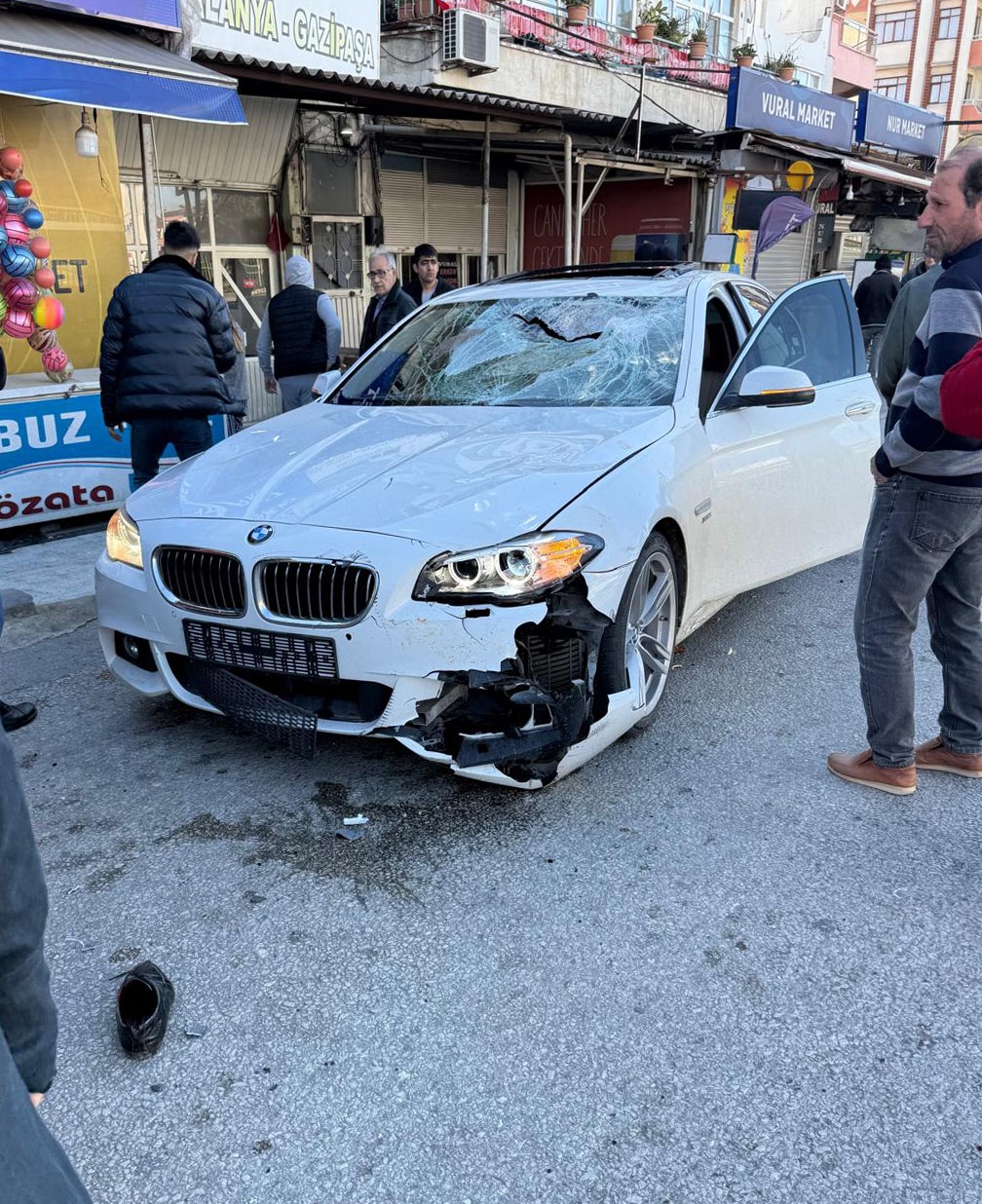 Babasının öldüğü kavşakta, otomobilin bisikletine çarptığı kazada ağır yaralandı