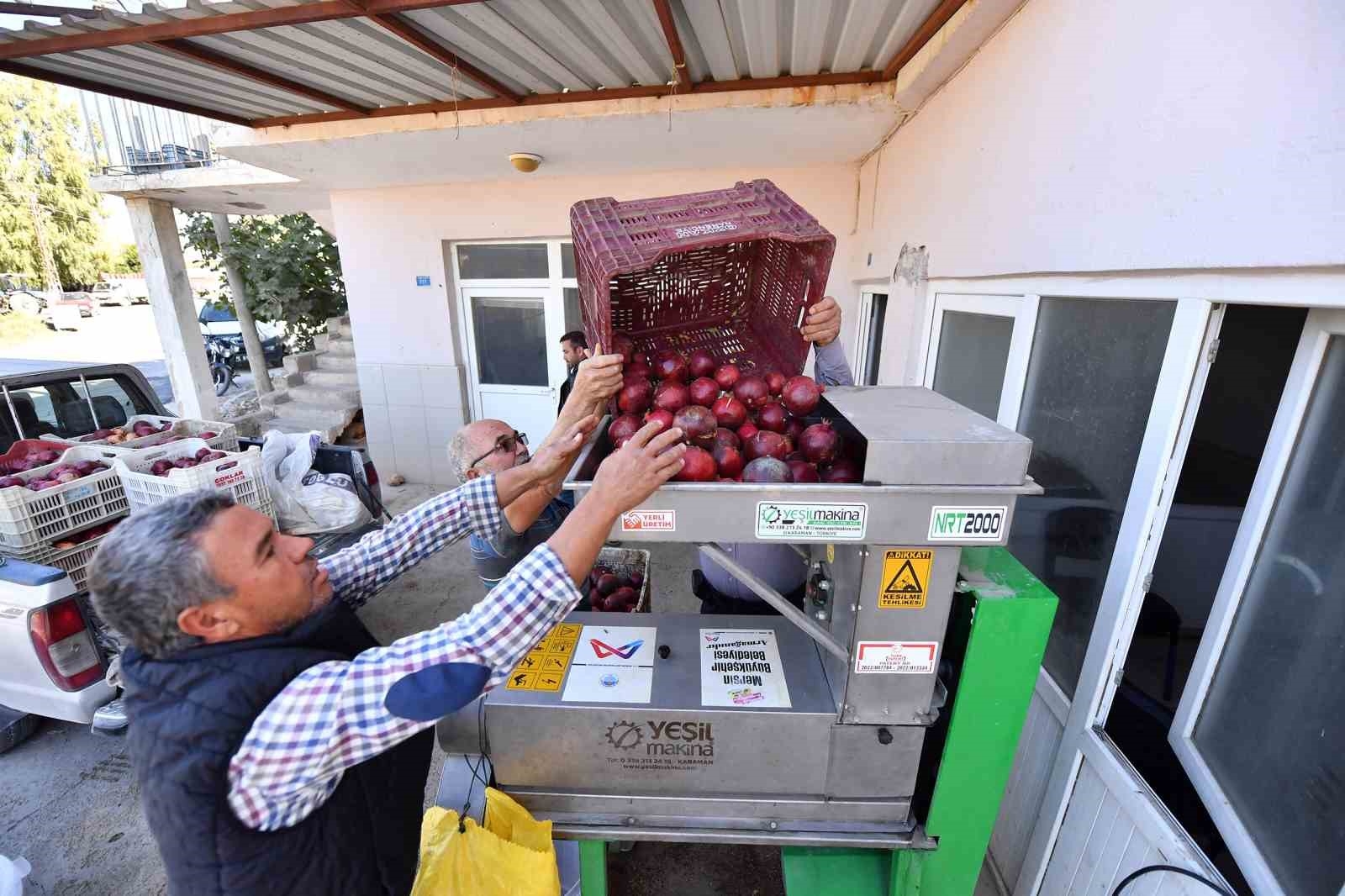 Büyükşehir Belediyesinden üreticiye 'Nar Taneleme Makinesi' desteği