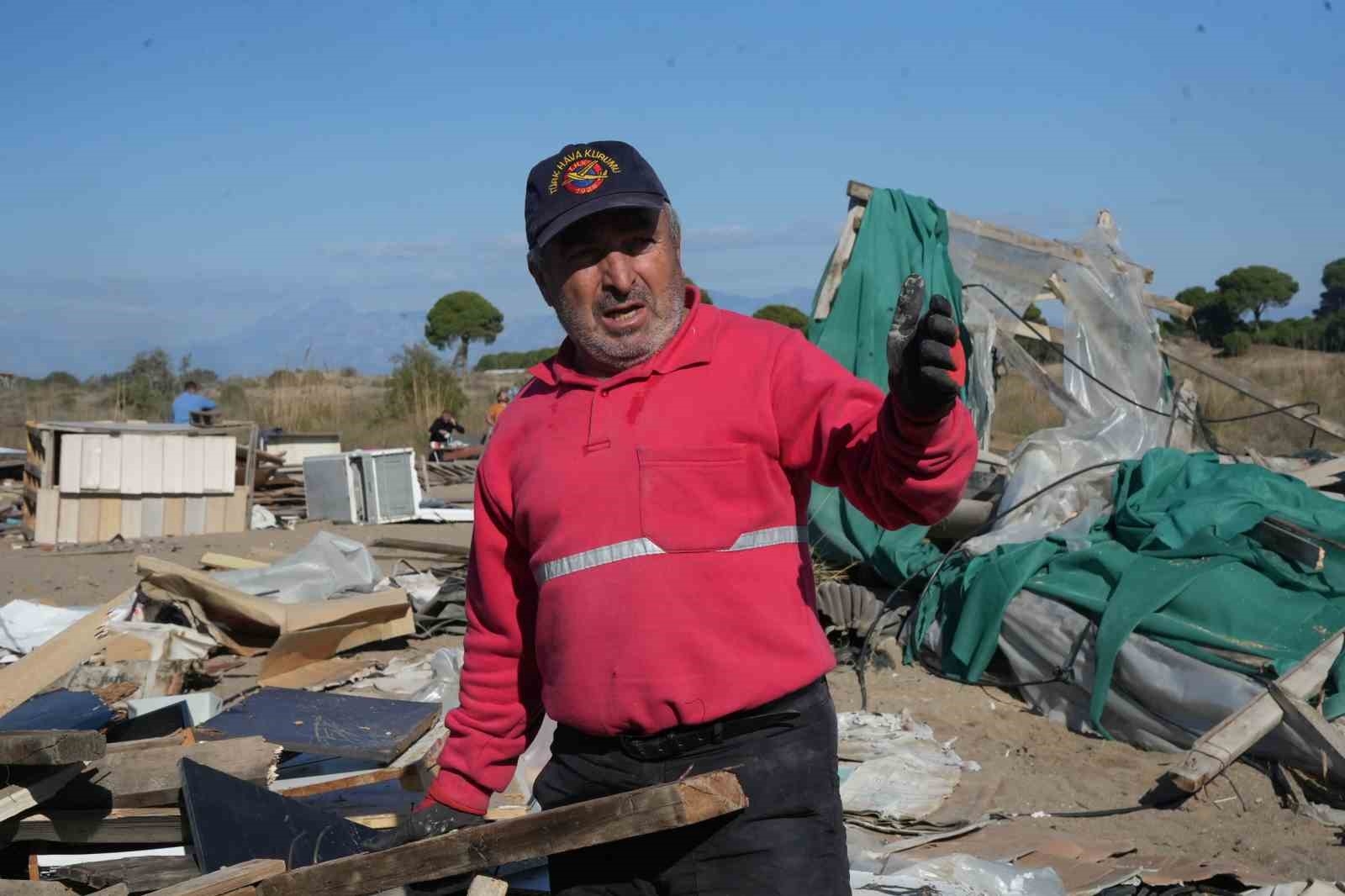 Denize sıfır bedava çardaklar yıkıldı, hurdacılar bölgeye akın etti