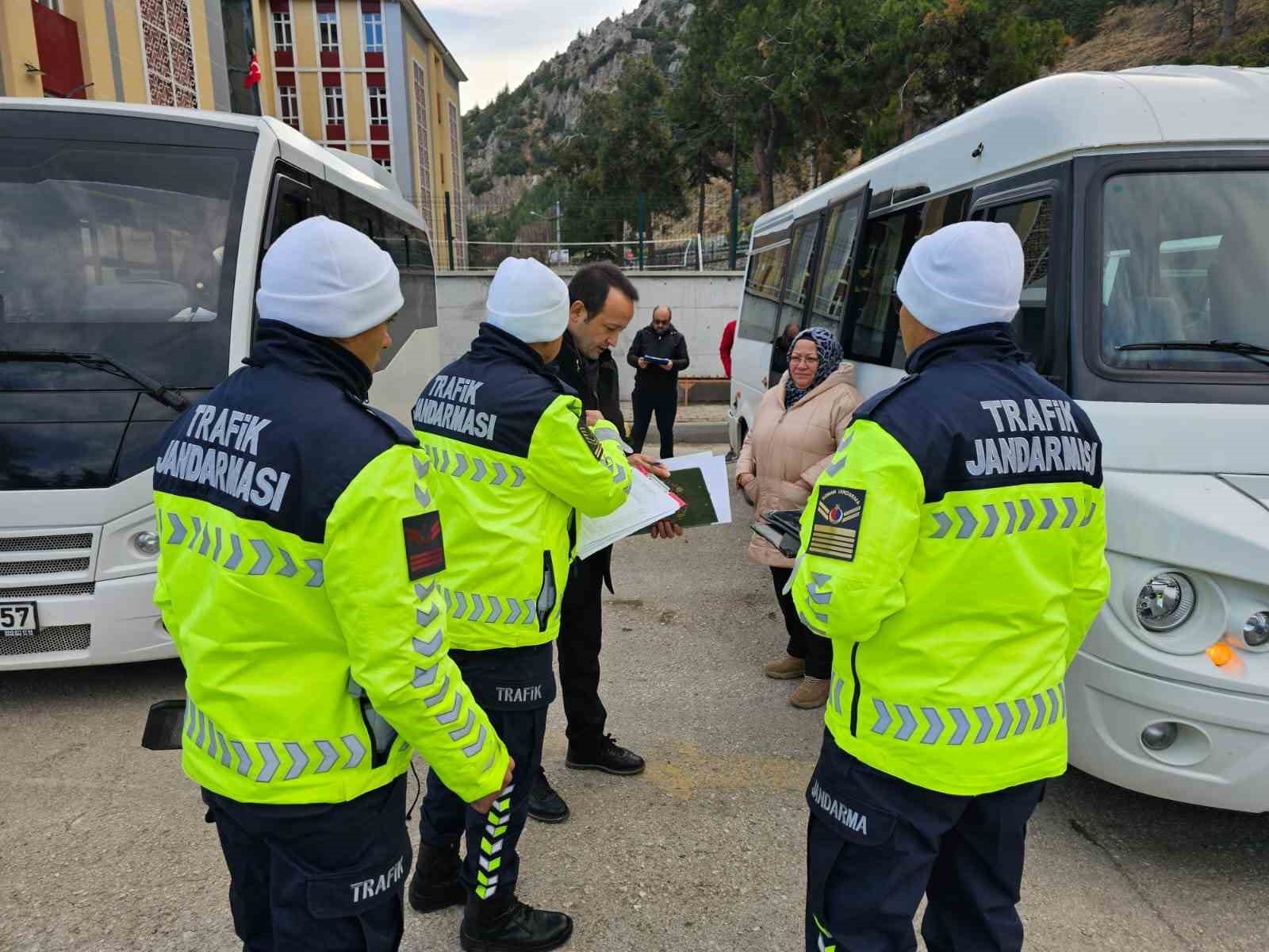 Eğirdir jandarma trafik ekiplerinden okul servis araçlarına denetim