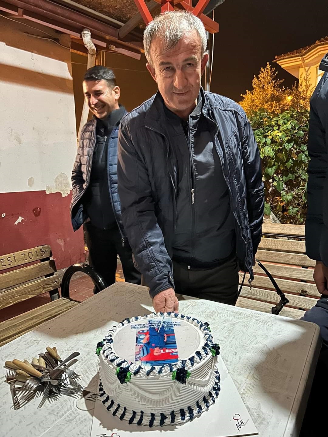 Emekli itfaiyeciye arkadaşlarından pastalı uğurlama