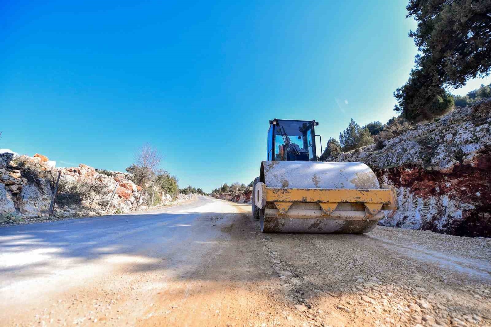 Erdemli'de 17 kilometrelik yolda genişletme çalışmaları sürüyor