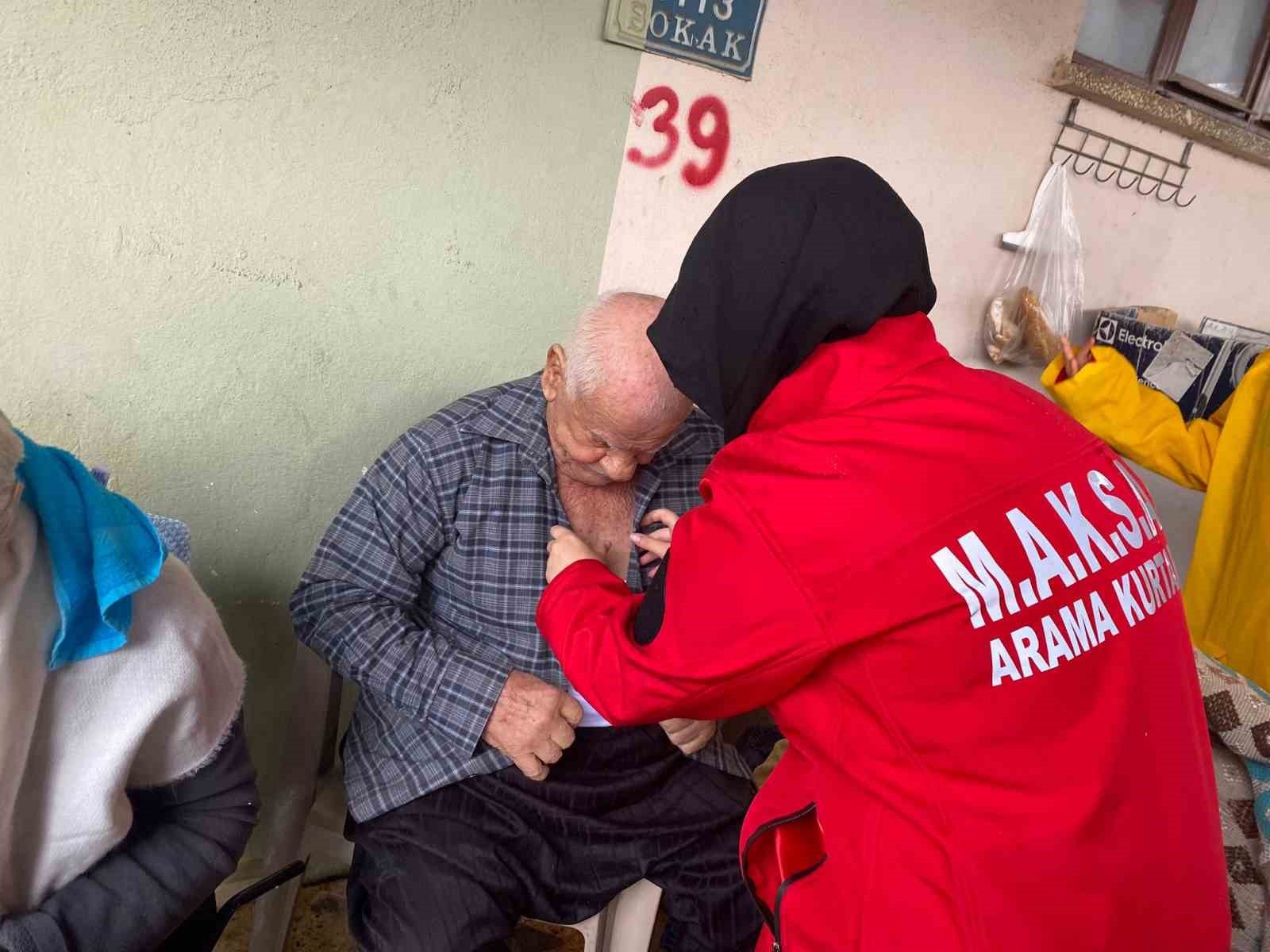 Evde mahsur kalan yaşlı adam ile kızı ve oğlu kurtarıldı