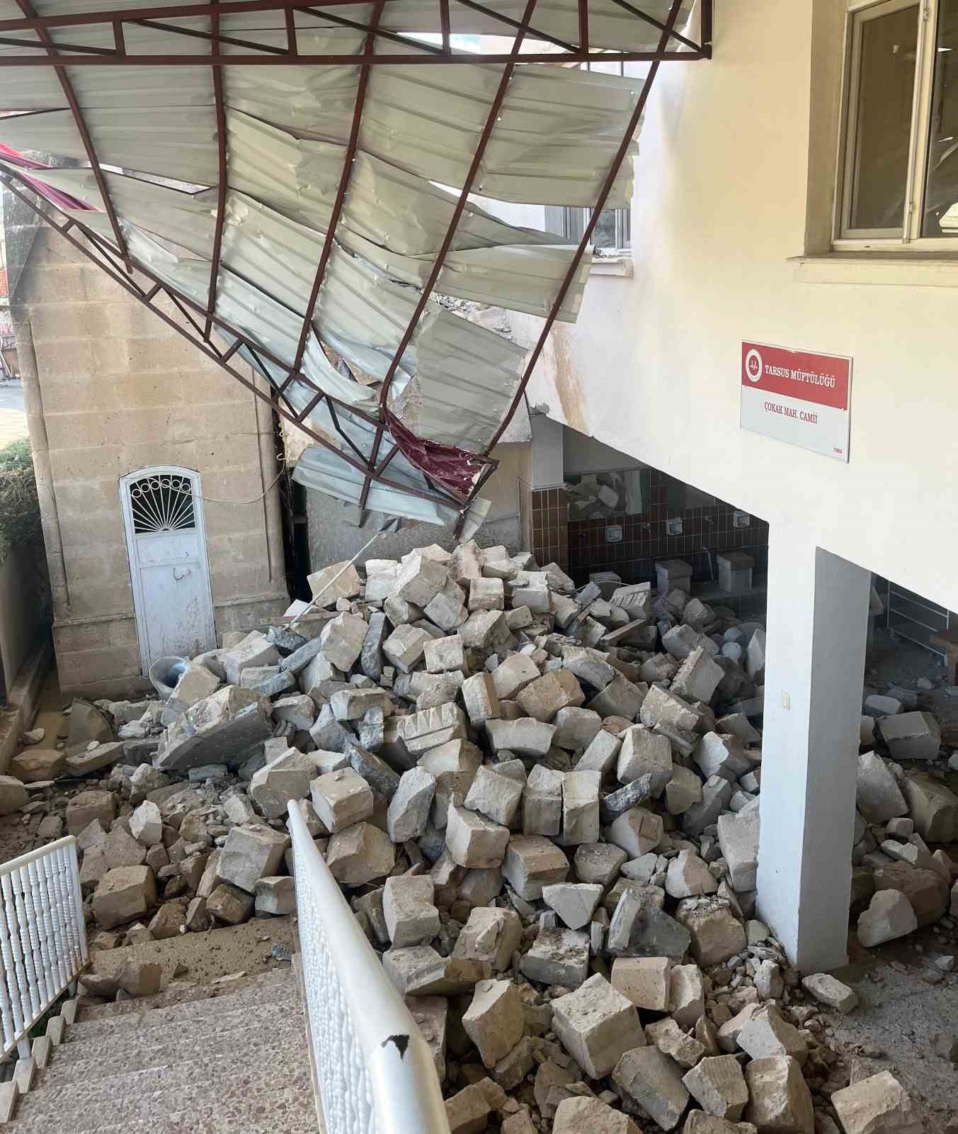 Fırtına cami minaresini yıktı