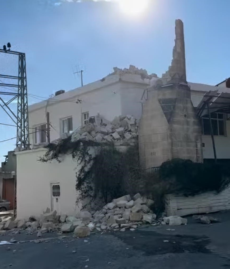 Fırtına cami minaresini yıktı