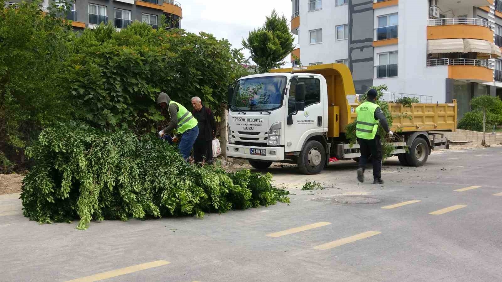 Fırtına halı sahayı çökertti