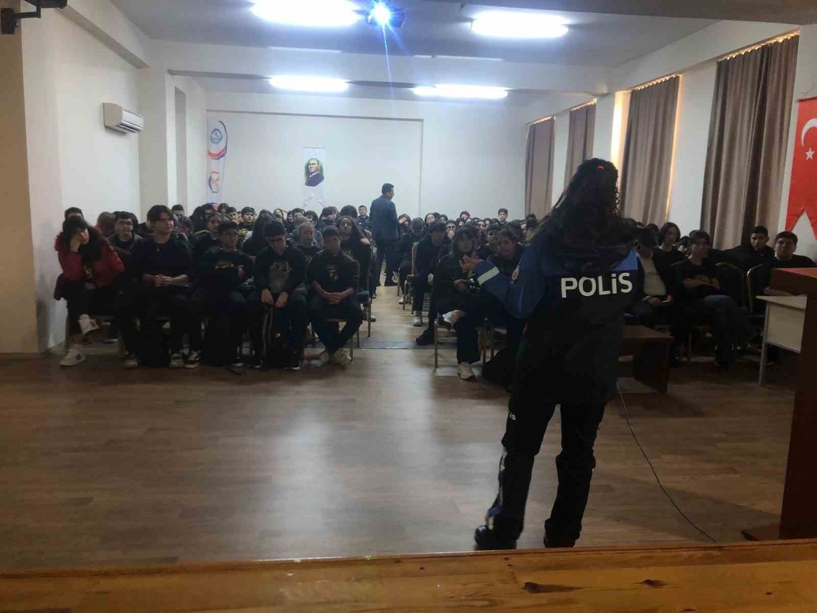Gazipaşa'da öğrenciler, polis tarafından bilinçlendirdi