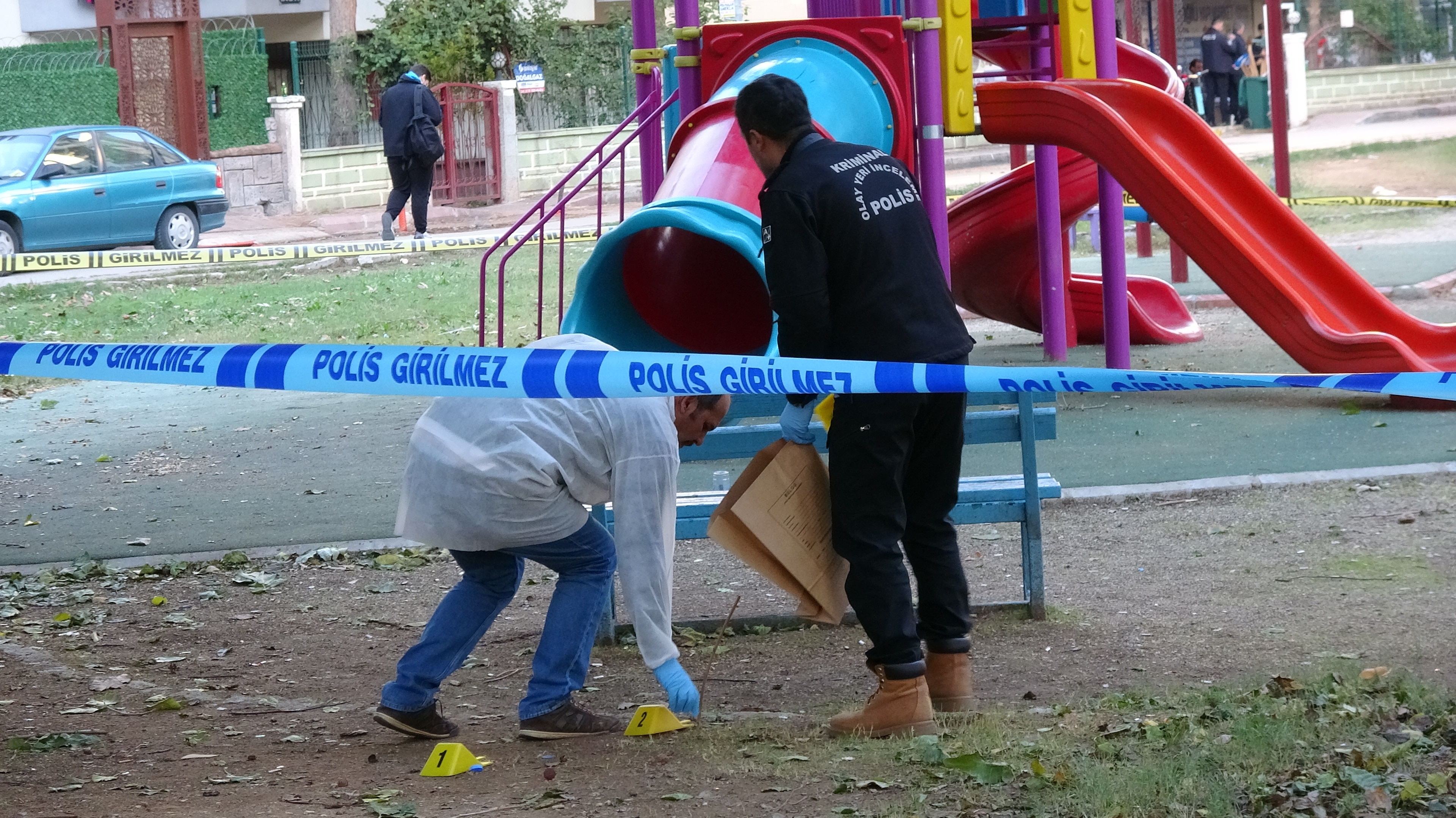Husumetli ailelerin parktaki silahlı kavgasında saçmaların isabet ettiği 2 çocuk yaralandı