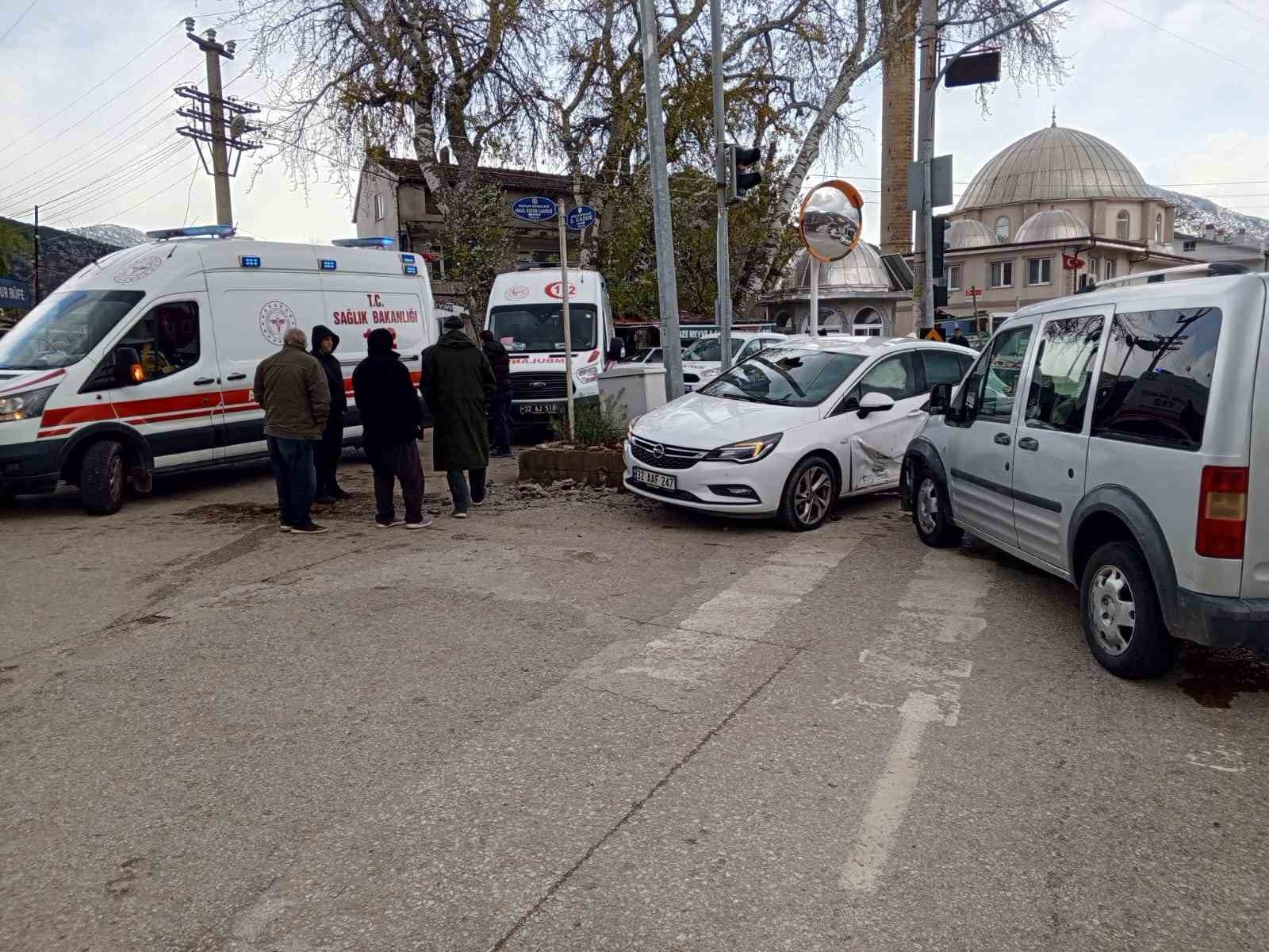 Isparta'da hafif ticari araç ile otomobil çarpıştı: 5 yaralı