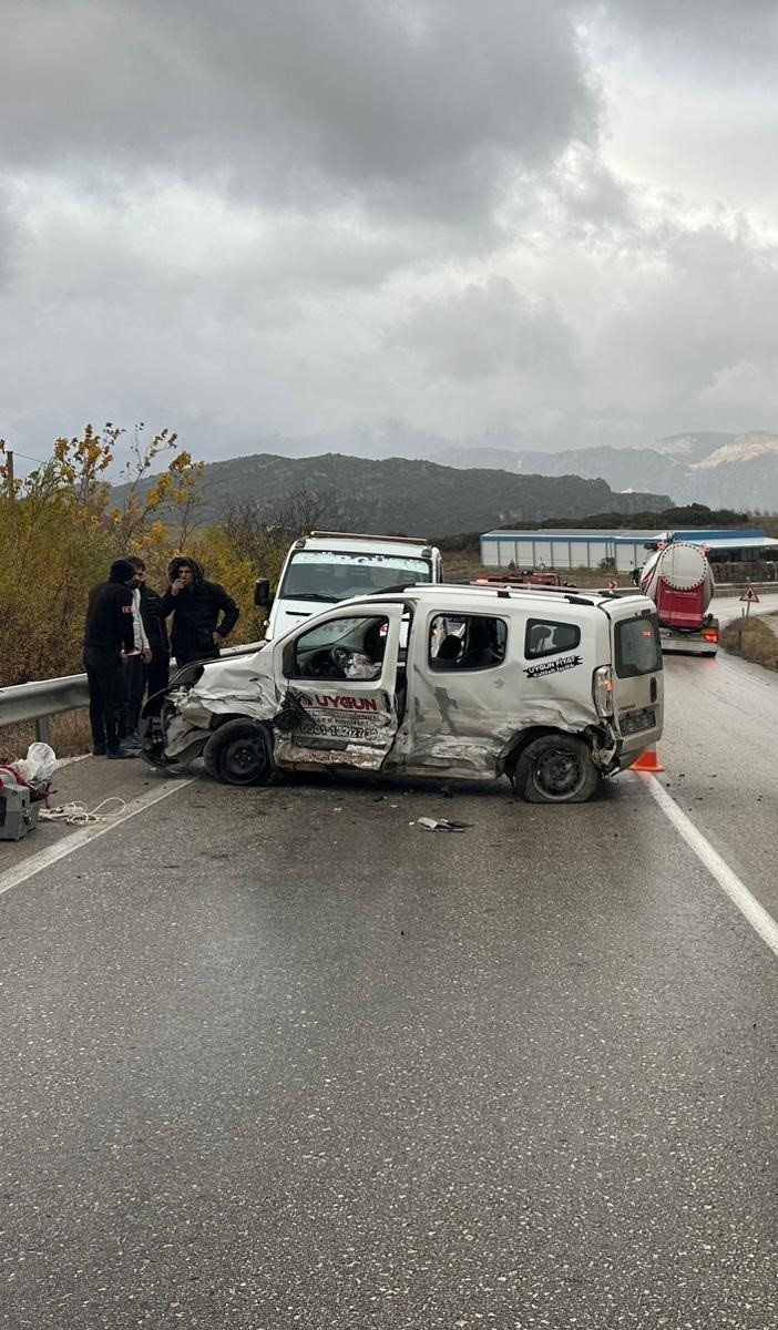 Isparta'da iki otomobil çarpıştı: 7 yaralı