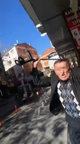 Isparta'da iş yeri sahibi kiracısını koltuk değneği ile darp etti