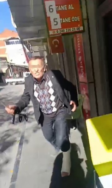 Isparta'da iş yeri sahibi kiracısını koltuk değneği ile darp etti