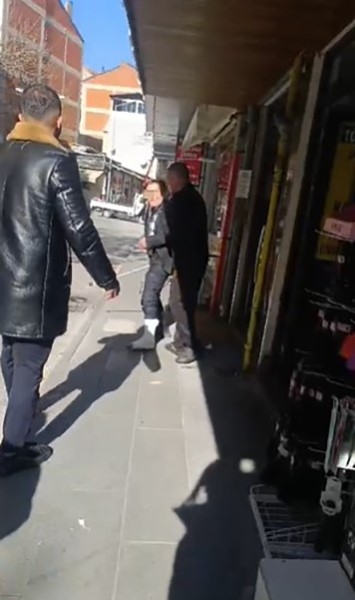 Isparta'da iş yeri sahibi kiracısını koltuk değneği ile darp etti