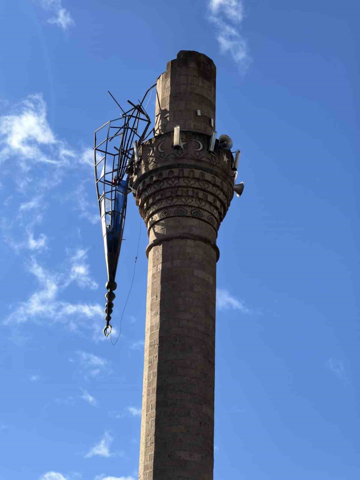 Isparta'da şiddetli rüzgâr cami minaresinin külahını yerinden kopardı