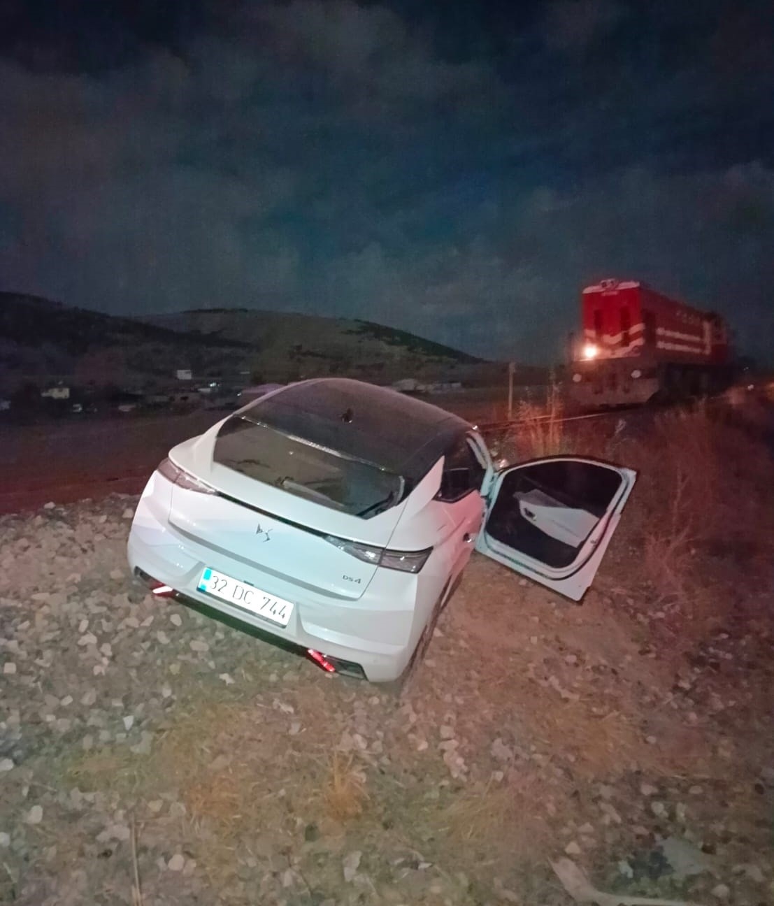 Isparta'da yük treni otomobile çarptı, sürücü ağır yaralandı