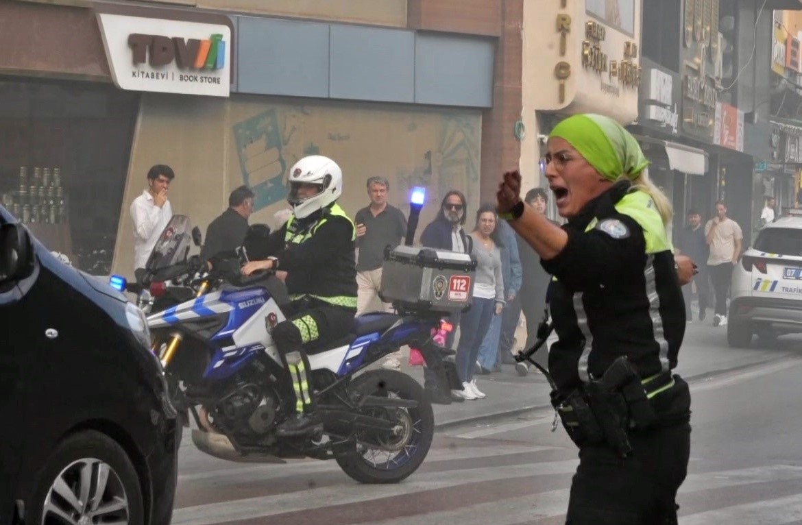 Kadın polisin yangın hassasiyeti