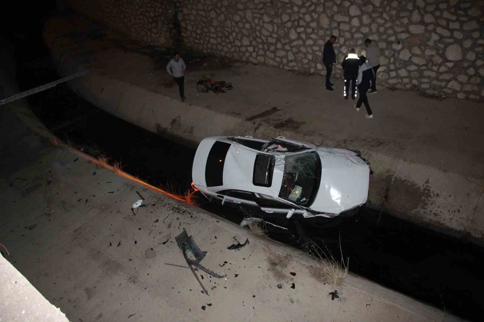 Kafa kafaya çarpışan otomobillerden biri 7 metre derinliğindeki kanala uçtu: 2 yaralı