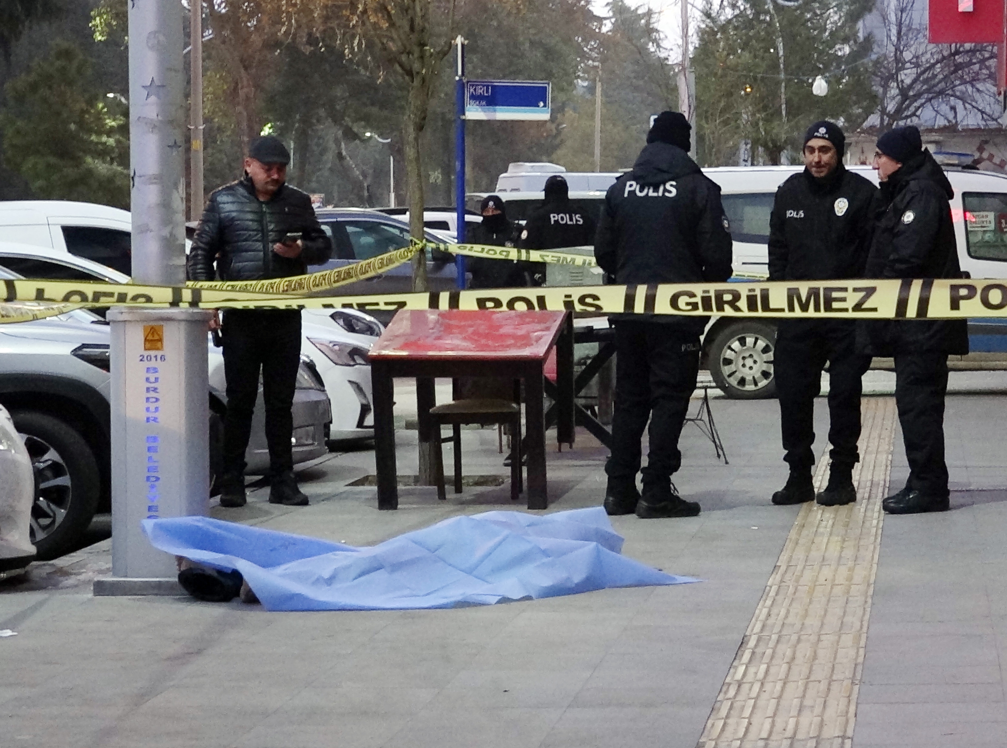 Kaldırımda ölü bulundu