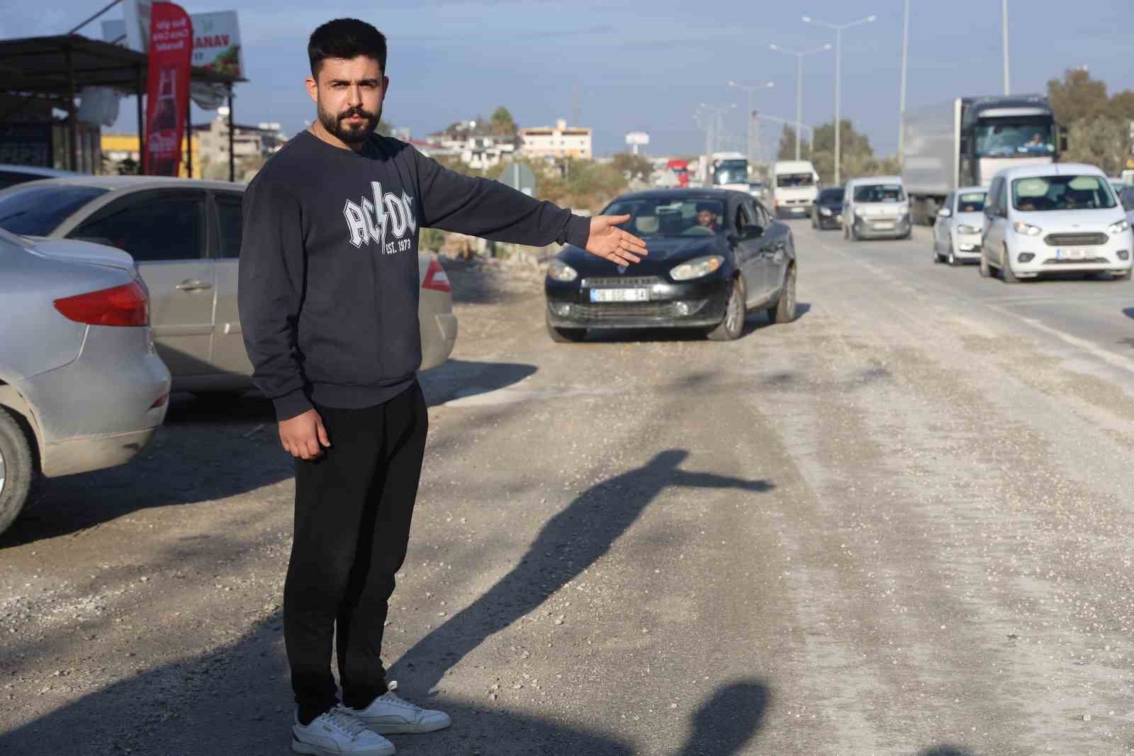 Kapak açılınca hafriyat kamyonundaki molozlar yola döküldü, o anlar kamerada
