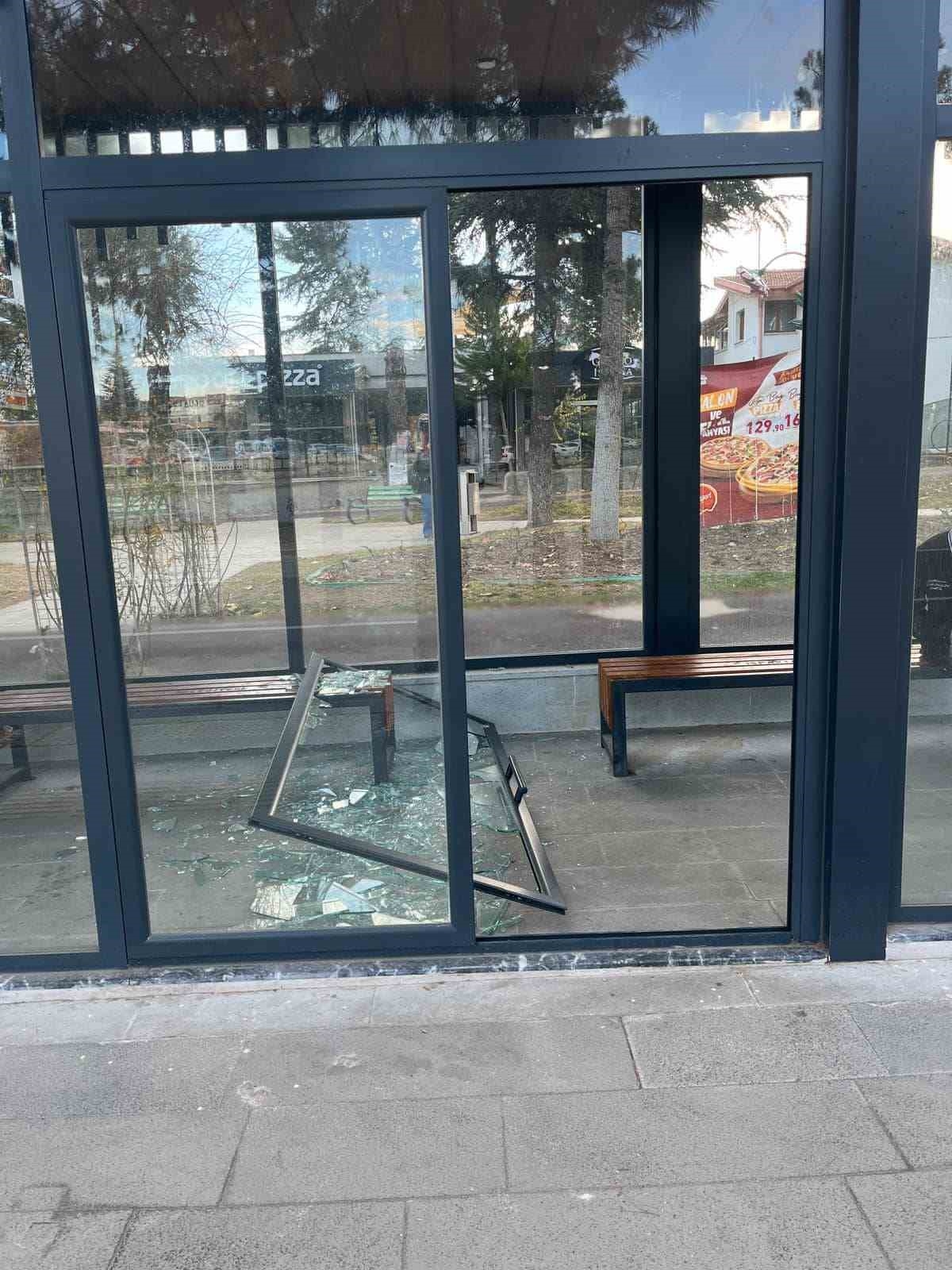 Kapalı otobüs durağına çirkin saldırı