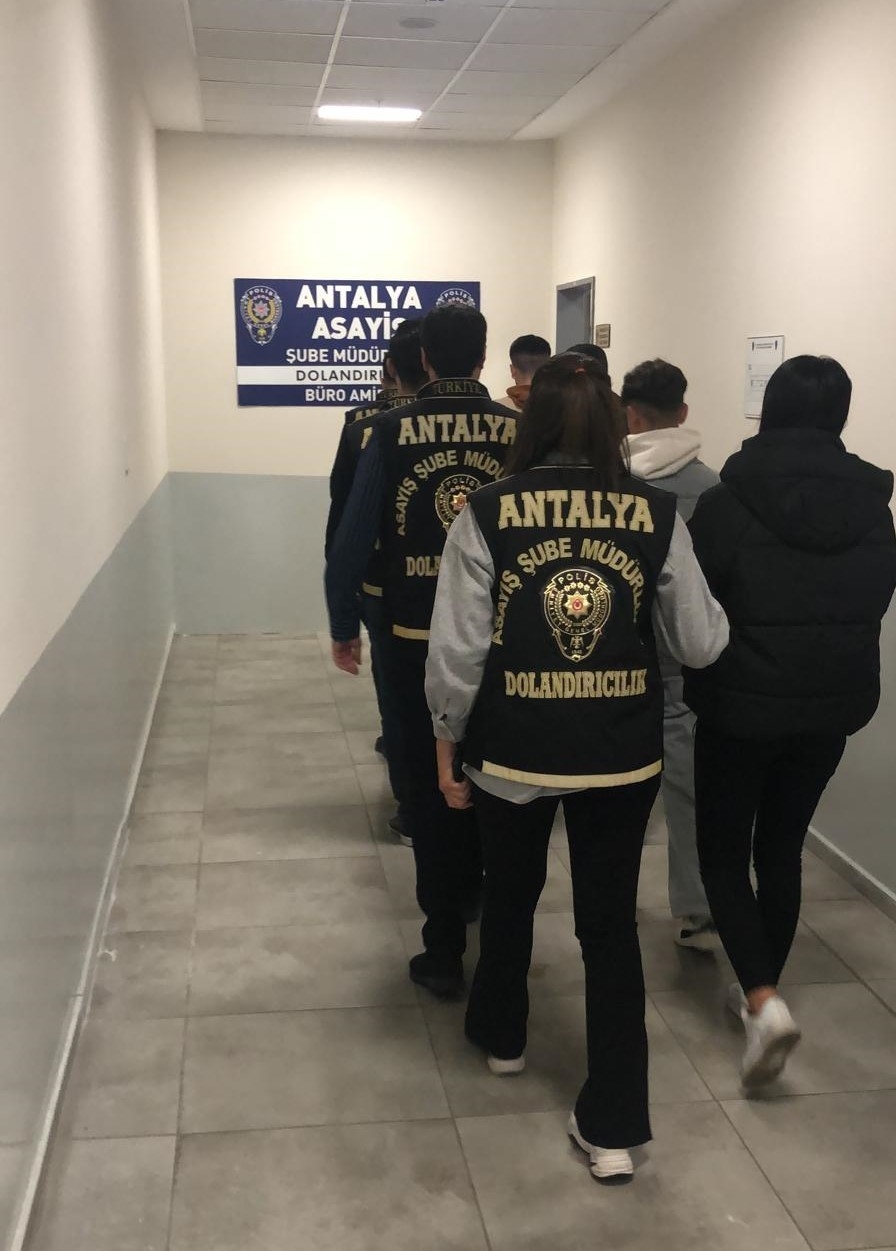Kendilerini polis olarak tanıtarak vatandaşları dolandıran 7 şüpheli yakalandı