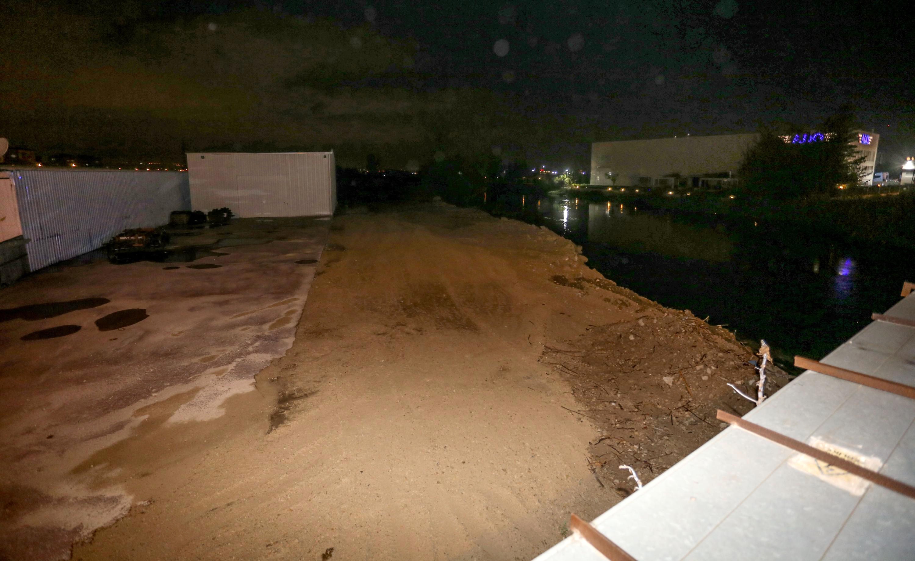 Kepez'den Düden Çayı'na dolgu operasyonu