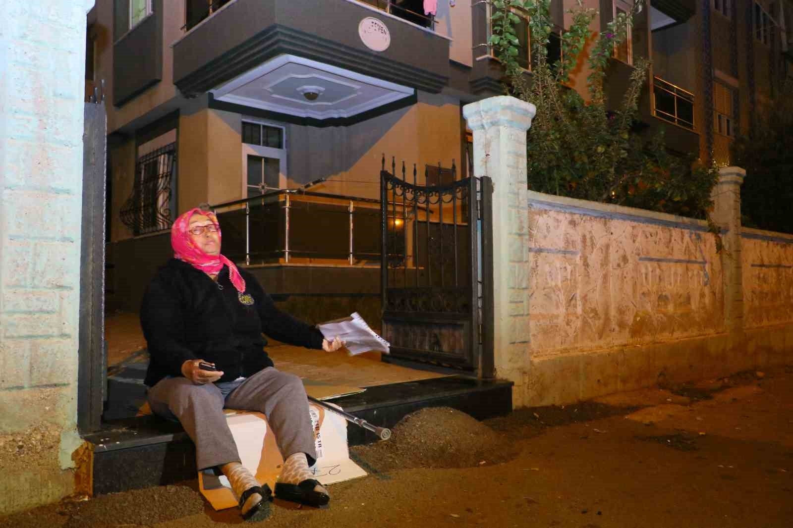Kira borcu iddiasıyla hem eşyaları haczedildi hem evden çıkartılıp 2 torunuyla dışarıda kaldı