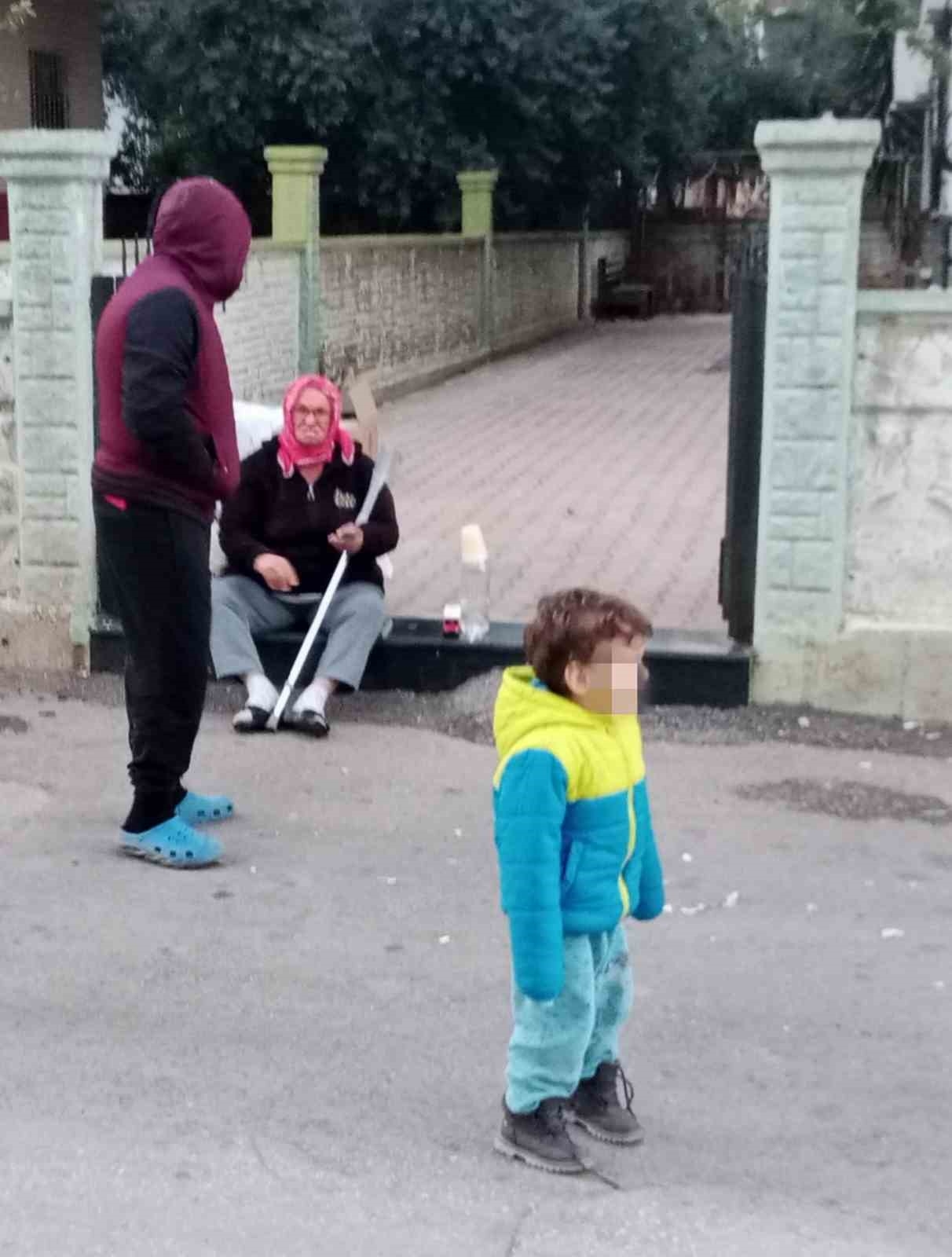 Kira borcu iddiasıyla hem eşyaları haczedildi hem evden çıkartılıp 2 torunuyla dışarıda kaldı