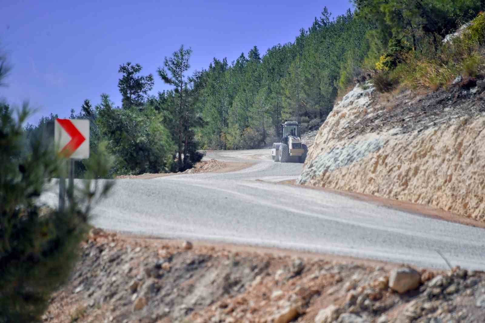 Kırsal mahallelerde yol genişletme çalışmaları sürüyor