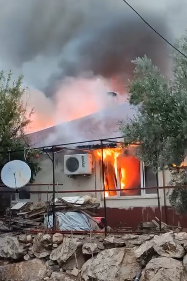 Kumluca'da gecekondu yangını