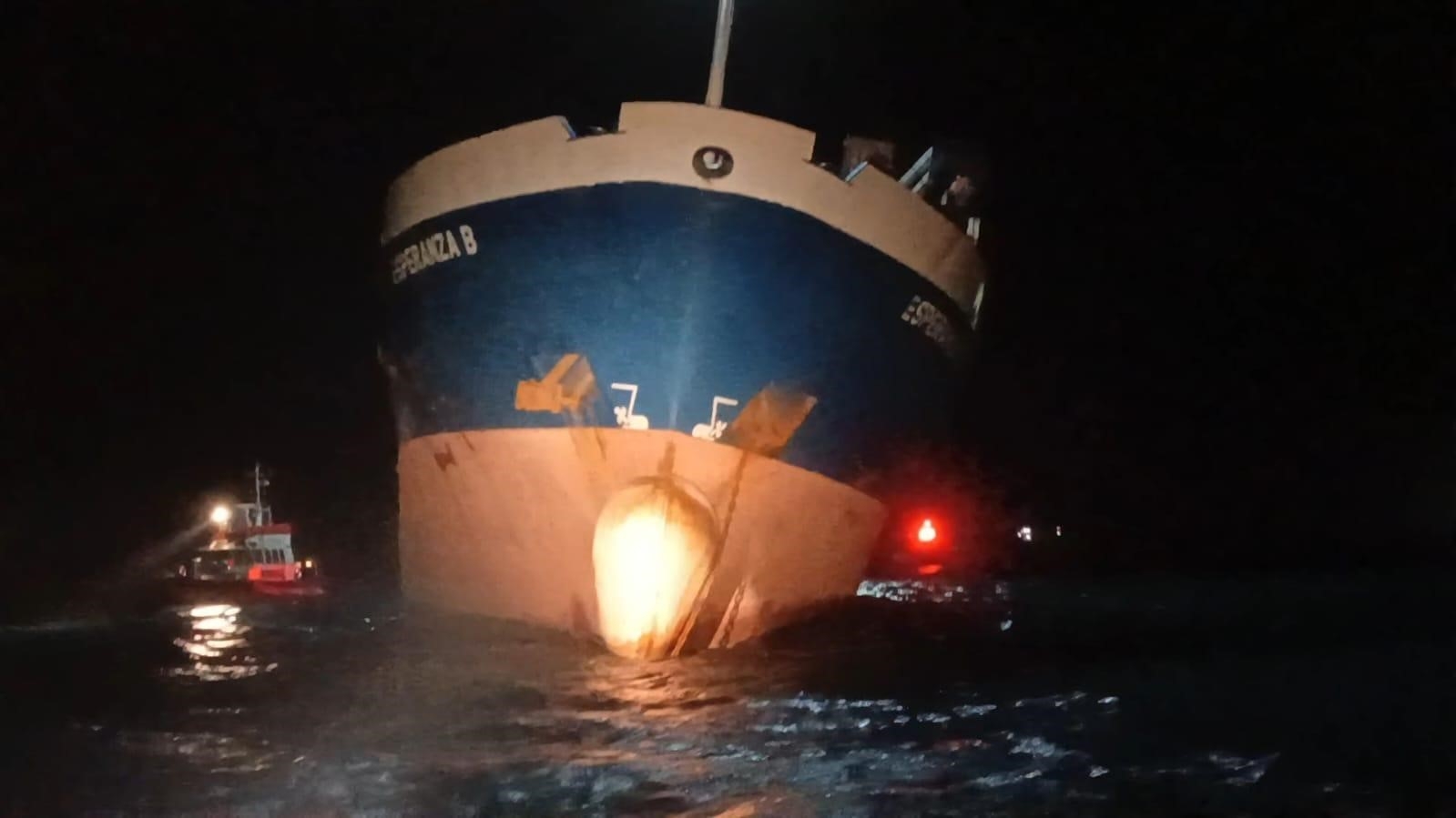 Mersin açıklarında yan yatan kuru yük gemisi kurtarıldı