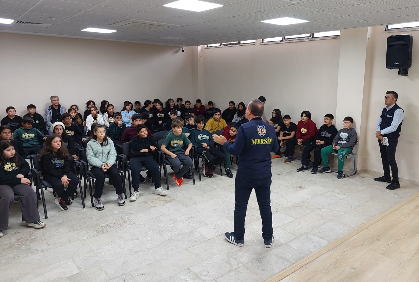 Mersin emniyeti çocukları okullarda suç ve suçluya karşı bilgilendirdi