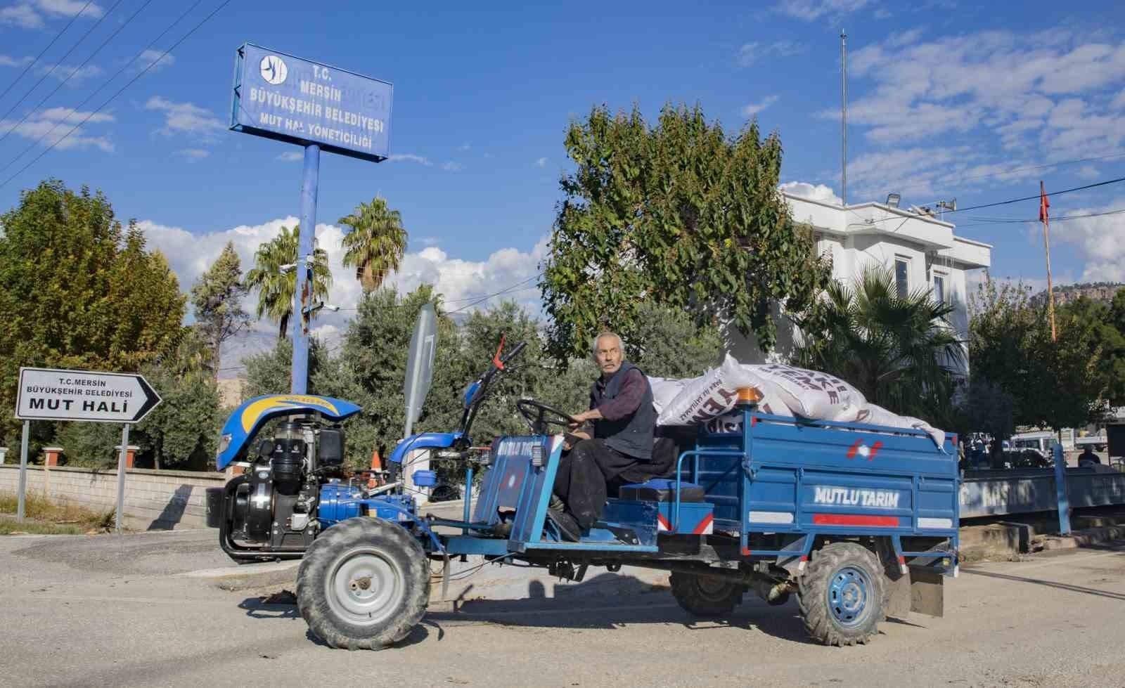 Mersin'de belediyeden üreticilere yem desteği