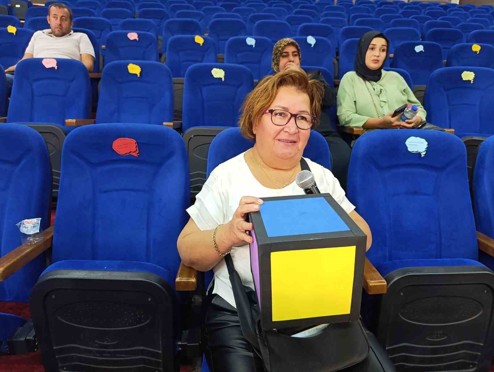 Mersin'de ebeveynlere 'çocuklarda ekran kullanımı' anlatıldı