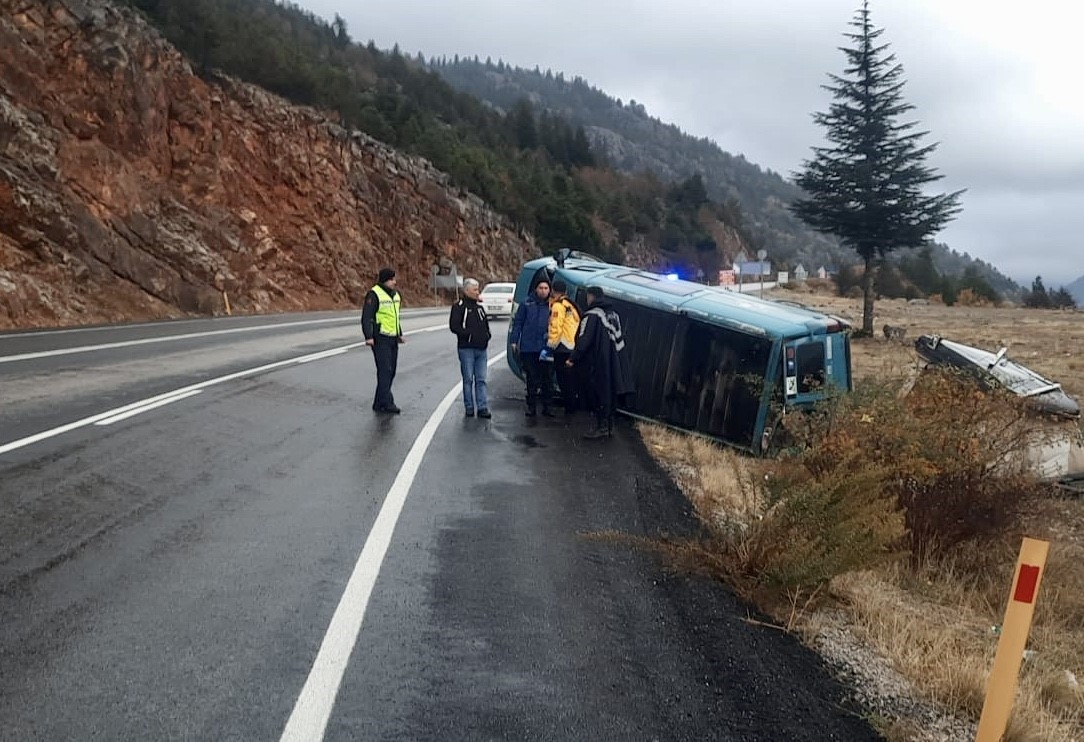 Minibüs devrildi, yabancı uyruklu sürücü yaralandı
