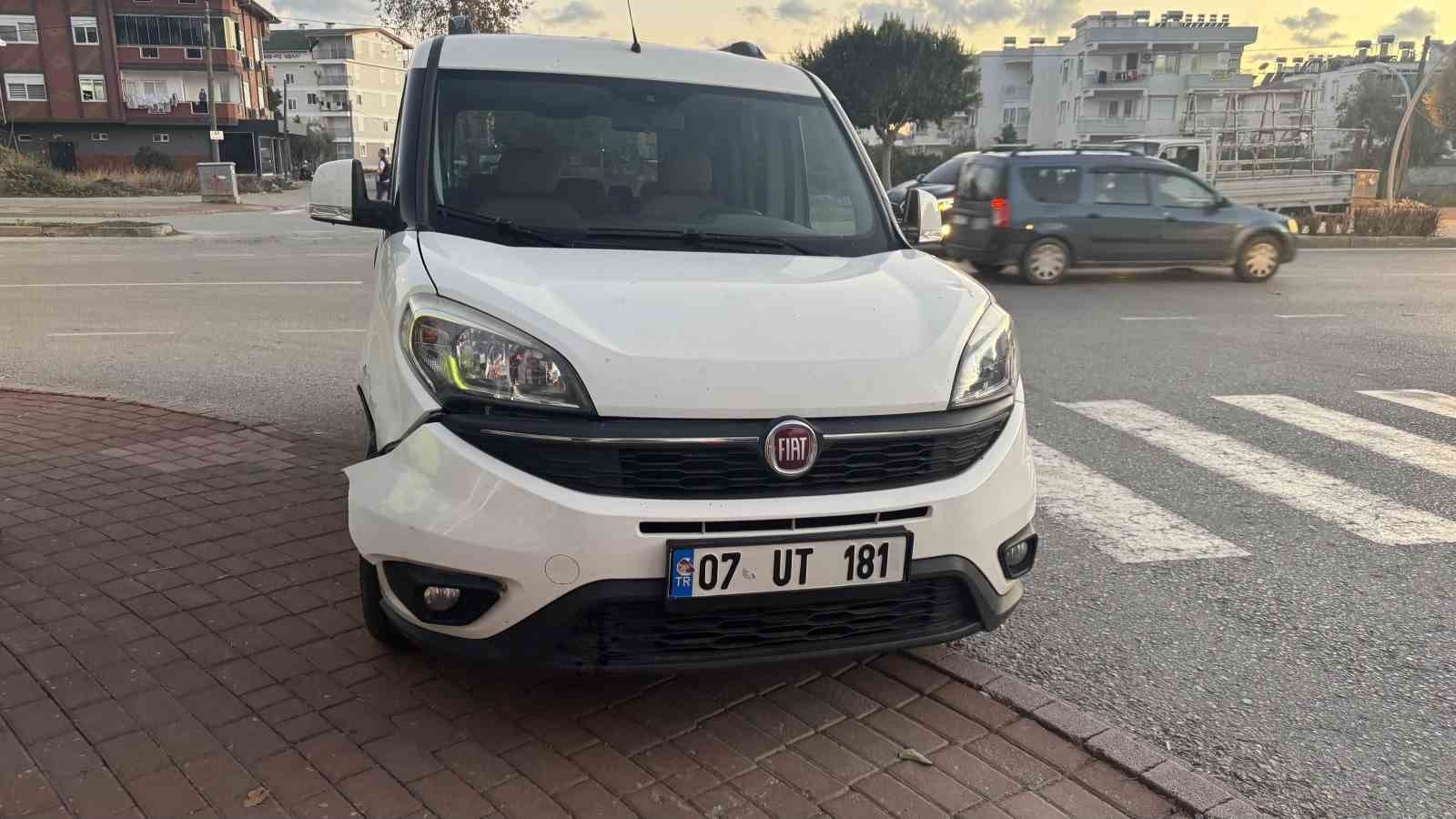 Motosikletle hafif ticari araç çarpıştı: 1 yaralı