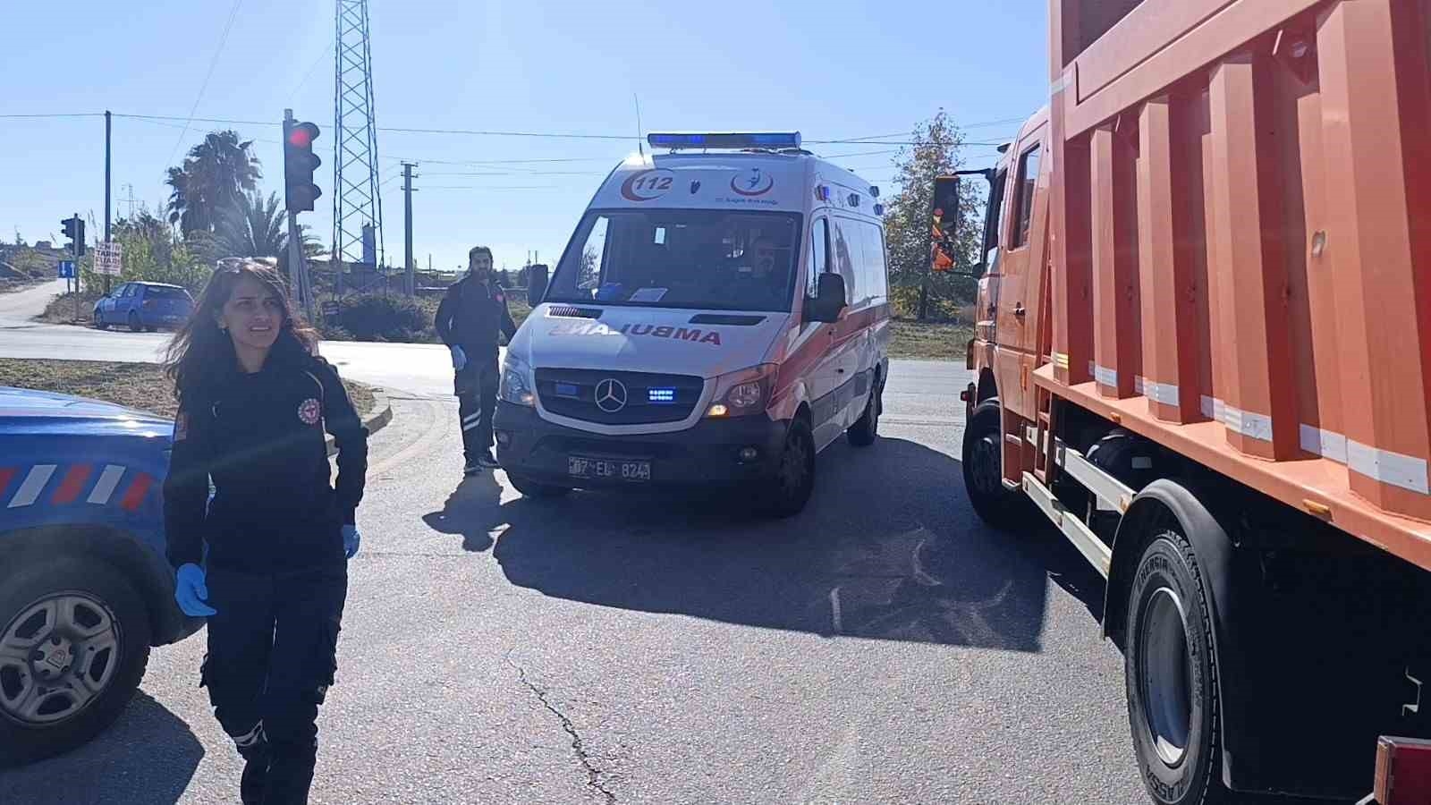 Otomobil kamyonete çarptı: 3 yaralı